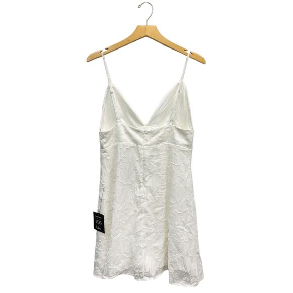 Lulus Plunge Neck Sleeveless Floral Jacquard Babydoll Dress White size Large NWT - Picture 3 of 4